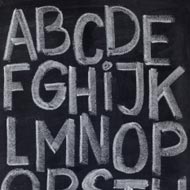 Alfabet napisany kredą na tablicy szkolnej